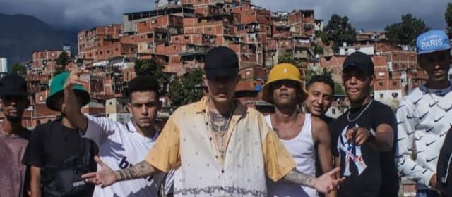 VERSALLE SIGUE PROMOVIENDO EL RITMO CALLEJERO A TRAVÉS DE “SONANDO EN LOS BARRIOS 7”