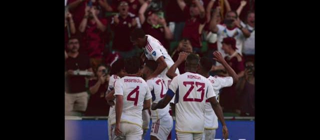 LA VINOTINTO CELEBRÓ SU TRIUNFO AL RITMO DE LUCK RA